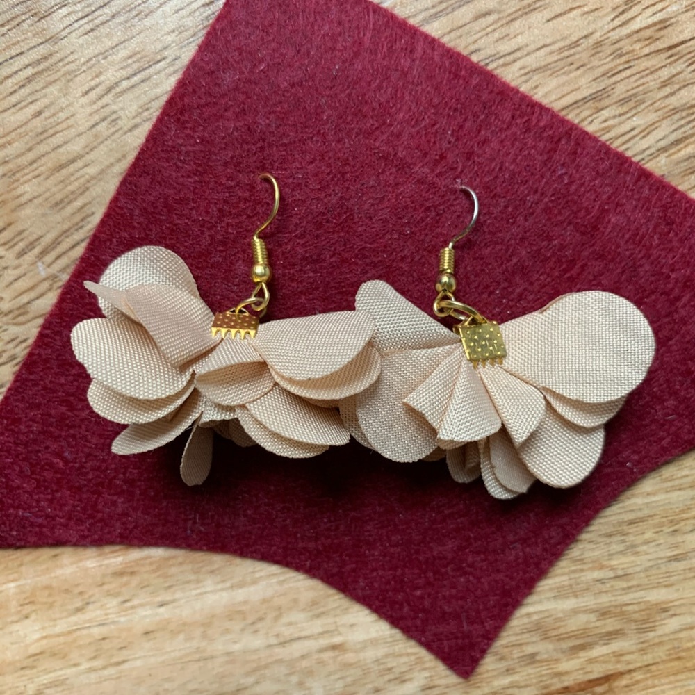 floral earrings